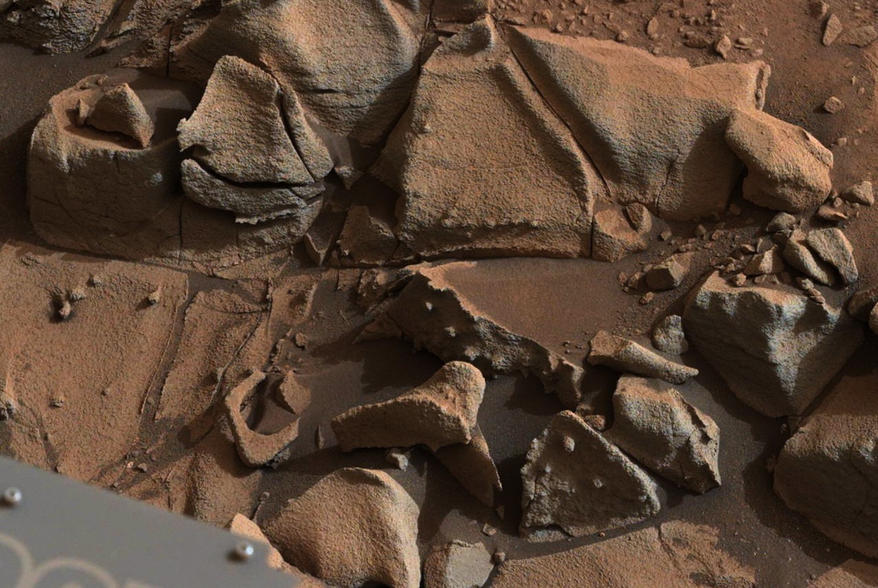 Mars-Rover-Curiosity-MastCam-Rock-Alexander-Hills-sol-817-pia19066-full détail 1