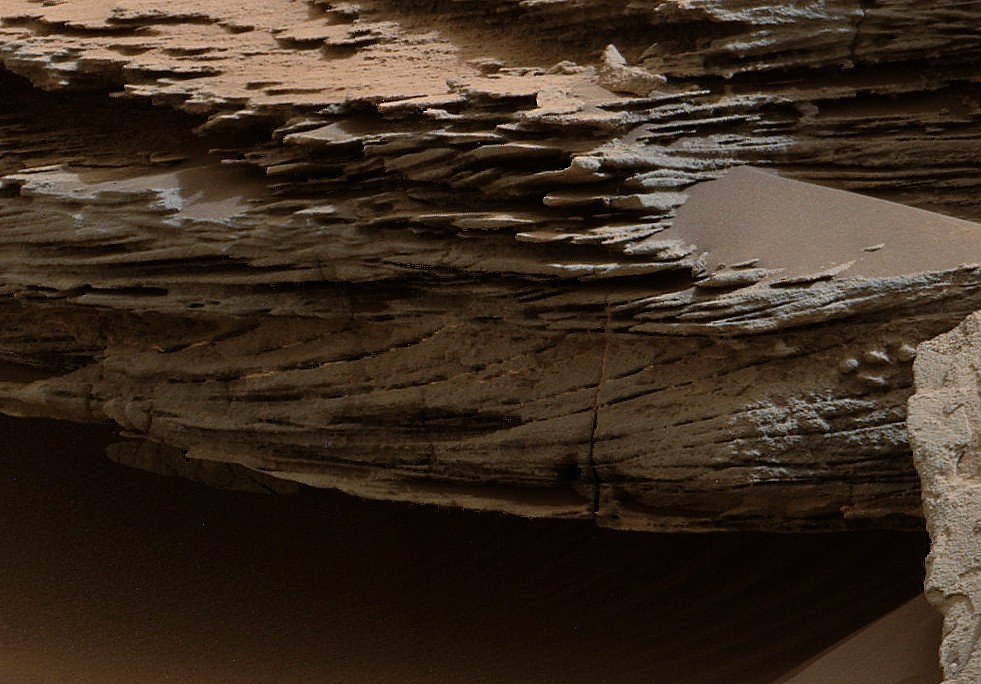 mars-curiosity-rover-water-loose-bed-layer-whale-rocks-pia19076-full détail